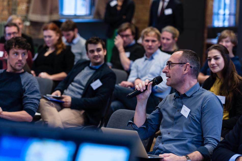 Benoit Georges (Les Echos) poses a question to the panel