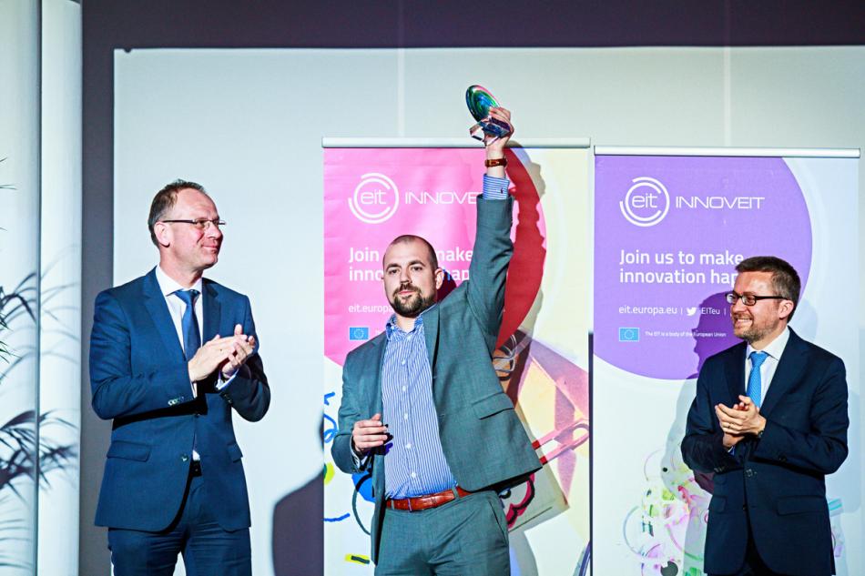 Florian Schneider (Nerdalize), EIT Venture Award Winner 2016 with Commissioner Navracsics and Commissioner Moedas